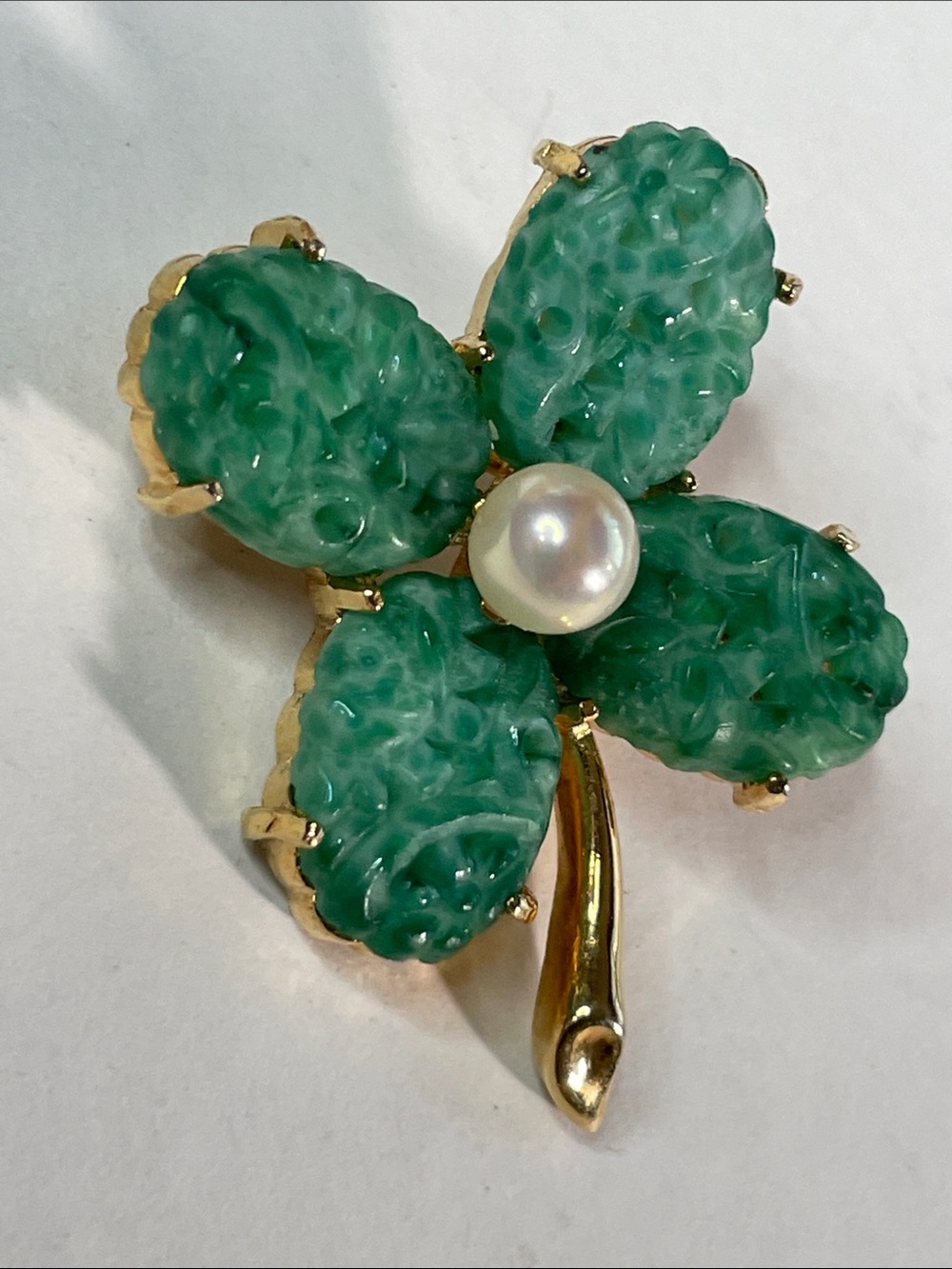 Vintage Asian Carved Jade Four Leaf Clover Pearl Center Gold Tone Brooch